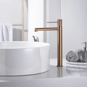 Grifo monomando de lavabo caño alto serie Line de Imex, en oro rosa, ambientado en baño