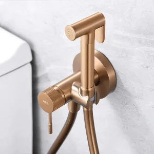 Grifería de bidé empotrada monomando serie Line de Imex, detalle de la grifería en oro rosa