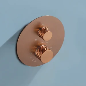 Conjunto de ducha termostático empotrado serie Bless de Imex, detalle del mando en oro rosa