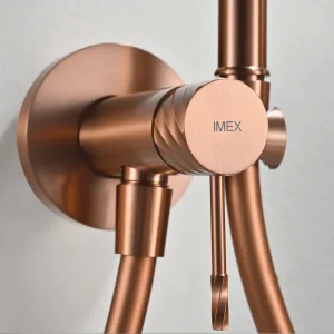 Grifería de bidé empotrada monomando serie Bless de Imex, detalle de la grifería en oro rosa