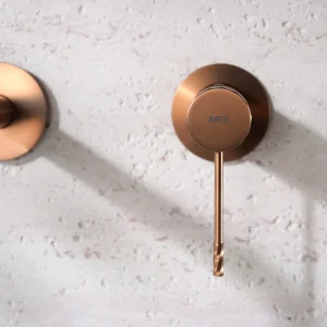 Grifo de lavabo empotrado monomando serie Bless de Imex, detalle del mando en oro rosa