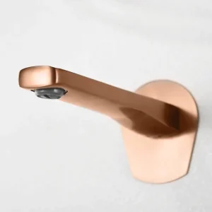 Grifo empotrado de lavabo monomando serie Delos de Imex, con agua saliendo del caño en oro rosa