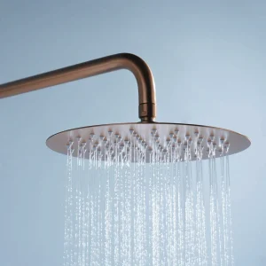 Conjunto de ducha termostático empotrado serie Bless de Imex, detalle del rociador en oro rosa