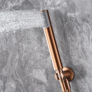 Conjunto de ducha empotrado monomando serie Olimpo de Imex, detalle de la teleducha en oro rosa