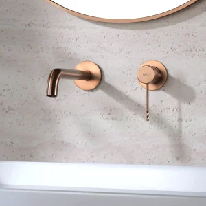 Grifo de lavabo empotrado monomando serie Bless de Imex, en oro rosa, ambientado en baño