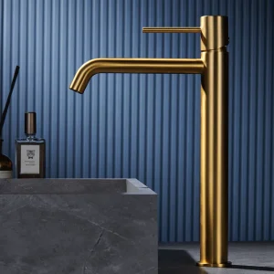 Grifo monomando lavabo alto Monza, diseño moderno en acabados premium, en dorado, ambientado en baño, vista 8