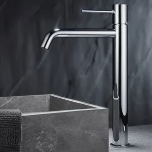 Grifo monomando lavabo alto Monza, diseño moderno en acabados premium, en cromo, ambientado en baño