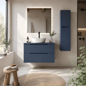 Mueble de baño Kairo suspendido con lavabo porcelánico y 2 cajones, en azul, ambientado en baño