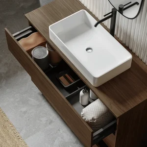 Mueble de baño Montreal suspendido con tapa para lavabo sobre encimera, con cajón abierto en madera, vista 10