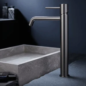Grifo monomando lavabo alto Monza, diseño moderno en acabados premium, en acero, ambientado en baño