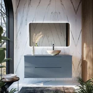 Mueble de baño Paris suspendido con 2 cajones y tapa para lavabo sobre encimera, en azul, ambientado en baño