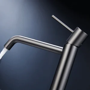 Grifo monomando lavabo alto Monza, diseño moderno en acabados premium, con agua saliendo del caño en acero, vista 15