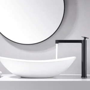 Grifo monomando lavabo alto Olimpo, diseño moderno para baño elegante, en negro, ambientado en baño