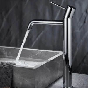 Grifo monomando lavabo alto Monza, diseño moderno en acabados premium, con agua saliendo del caño en cromo