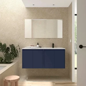 Conjunto de baño Noja 120 cm con 4 puertas, lavabo desplazado y espejo incluido, en azul, ambientado en baño