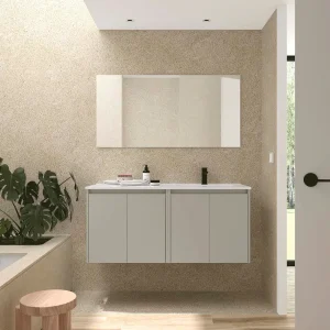 Conjunto de baño Noja 120 cm con 4 puertas, lavabo desplazado y espejo incluido, en gris claro, ambientado en baño