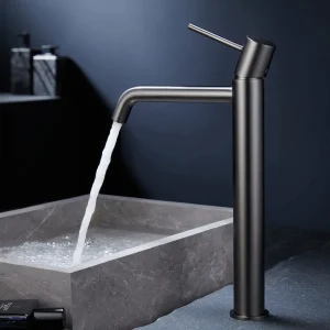 Grifo monomando lavabo alto Monza, diseño moderno en acabados premium, con agua saliendo del caño en acero