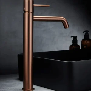 Grifo monomando lavabo alto Monza, diseño moderno en acabados premium, en oro rosa, ambientado en baño
