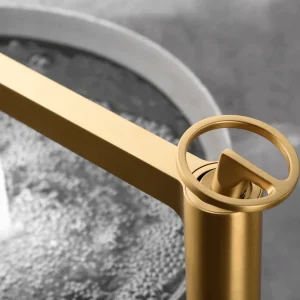 Grifo monomando lavabo alto Olimpo, diseño moderno para baño elegante, vista desde arriba en dorado