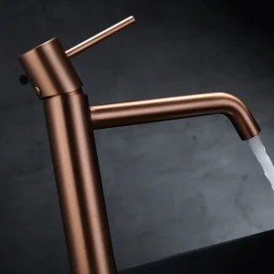 Grifo monomando lavabo alto Monza, diseño moderno en acabados premium, con agua saliendo del caño en oro rosa