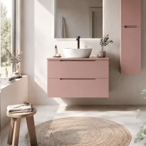 Mueble de baño Kairo suspendido con lavabo porcelánico y 2 cajones, en rosa, ambientado en baño