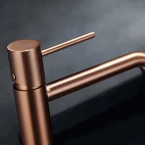 Grifo monomando lavabo alto Monza, diseño moderno en acabados premium, detalle del mando en oro rosa