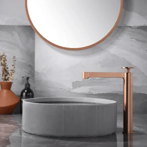 Grifo monomando lavabo alto Olimpo, diseño moderno para baño elegante, en oro rosa, ambientado en baño