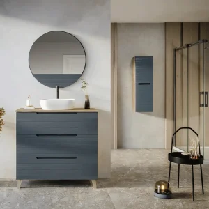 Mueble de baño Roma con tres cajones y patas para lavabo sobre encimera, en azul, ambientado en baño