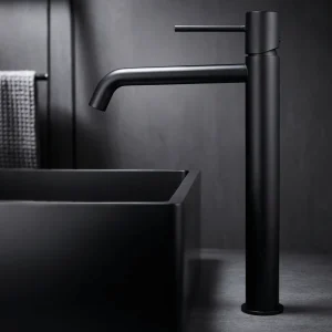 Grifo monomando lavabo alto Monza, diseño moderno en acabados premium, en negro, ambientado en baño