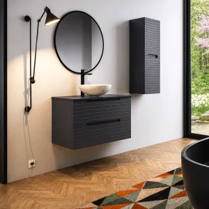 Mueble de baño Paris suspendido con 2 cajones y tapa para lavabo sobre encimera, en negro, ambientado en baño