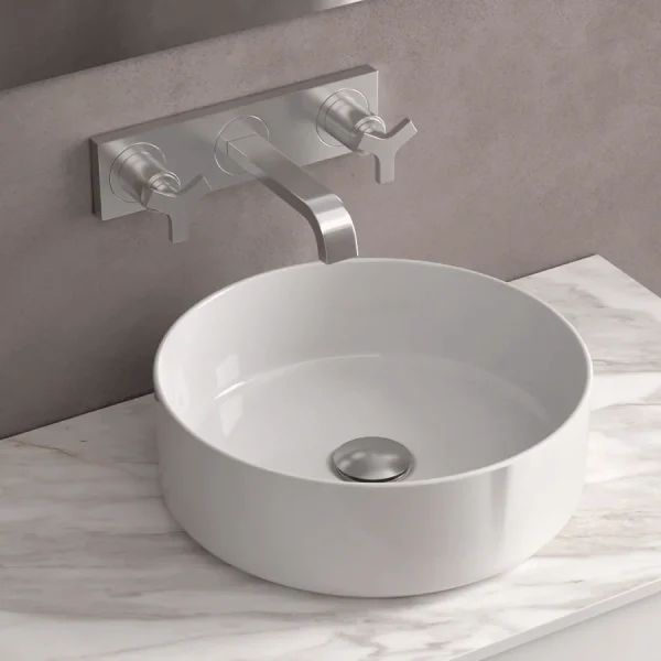 Lavabo sobre encimera Kandy circular en porcelana para baño moderno, en blanco con grifería de pared