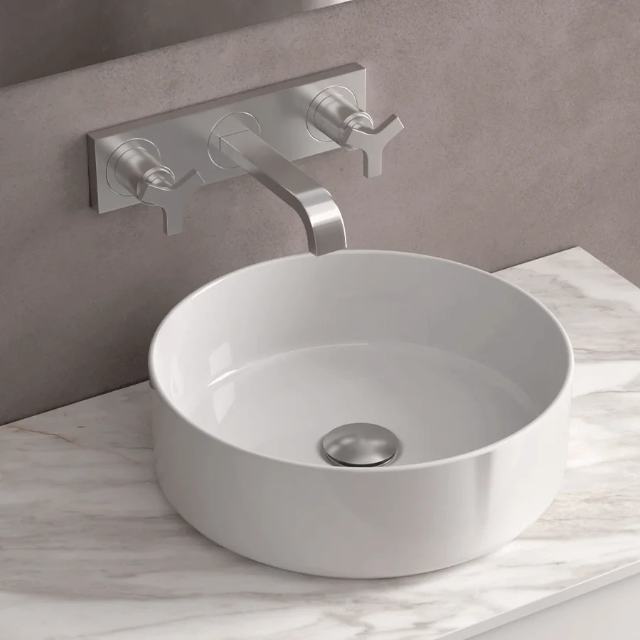 Lavabo sobre encimera Kandy circular en porcelana para baño moderno, en blanco con grifería de pared