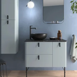 Lavabo Lokum sobre encimera circular en porcelana negra mate, en negro, ambientado en baño