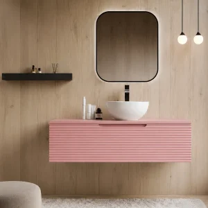 Mueble de baño Miami suspendido con 2 cajones y tapa lacada, en rosa, ambientado en baño