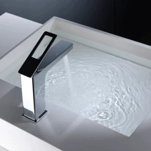 Grifo monomando lavabo Suecia, diseño moderno, con agua saliendo del caño en cromo