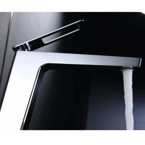 Grifo monomando lavabo Suecia, diseño moderno, con agua saliendo del caño en negro, vista 7
