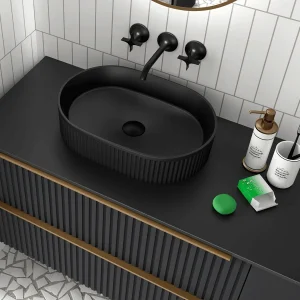 Lavabo sobre encimera Venice de porcelana para baño moderno, en negro, ambientado en baño, vista 5