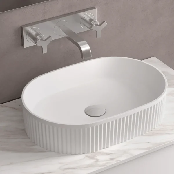 Lavabo sobre encimera Venice de porcelana para baño moderno, en blanco con exterior estriado