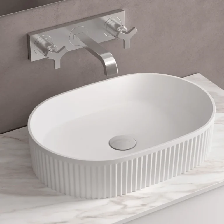 Lavabo sobre encimera Venice de porcelana para baño moderno, en blanco con exterior estriado