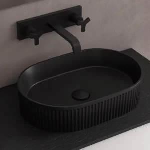 Lavabo sobre encimera Venice de porcelana para baño moderno, en negro, ambientado en baño