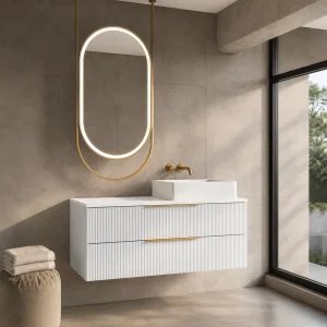 Mueble suspendido Júpiter con tapa solid surface blanca para lavabo sobre encimera, en blanco, ambientado en baño, vista 5